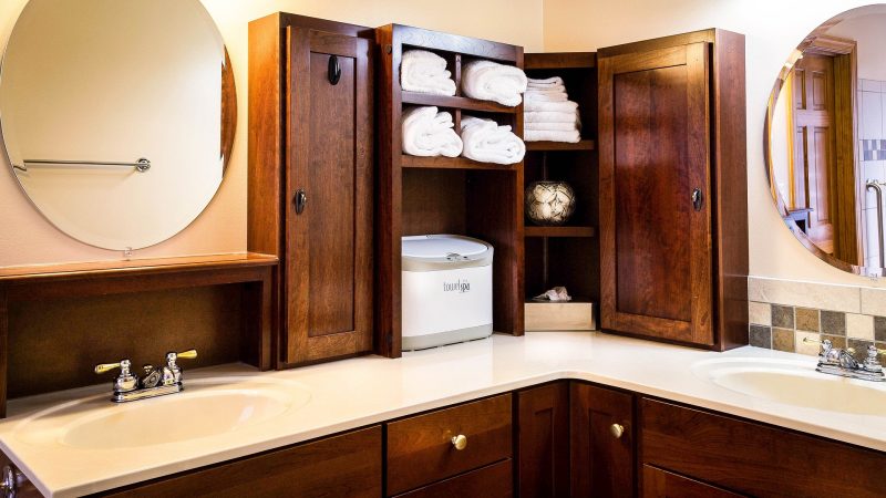 Ciepło i styl – łazienka z płytkami drewnopodobnymi